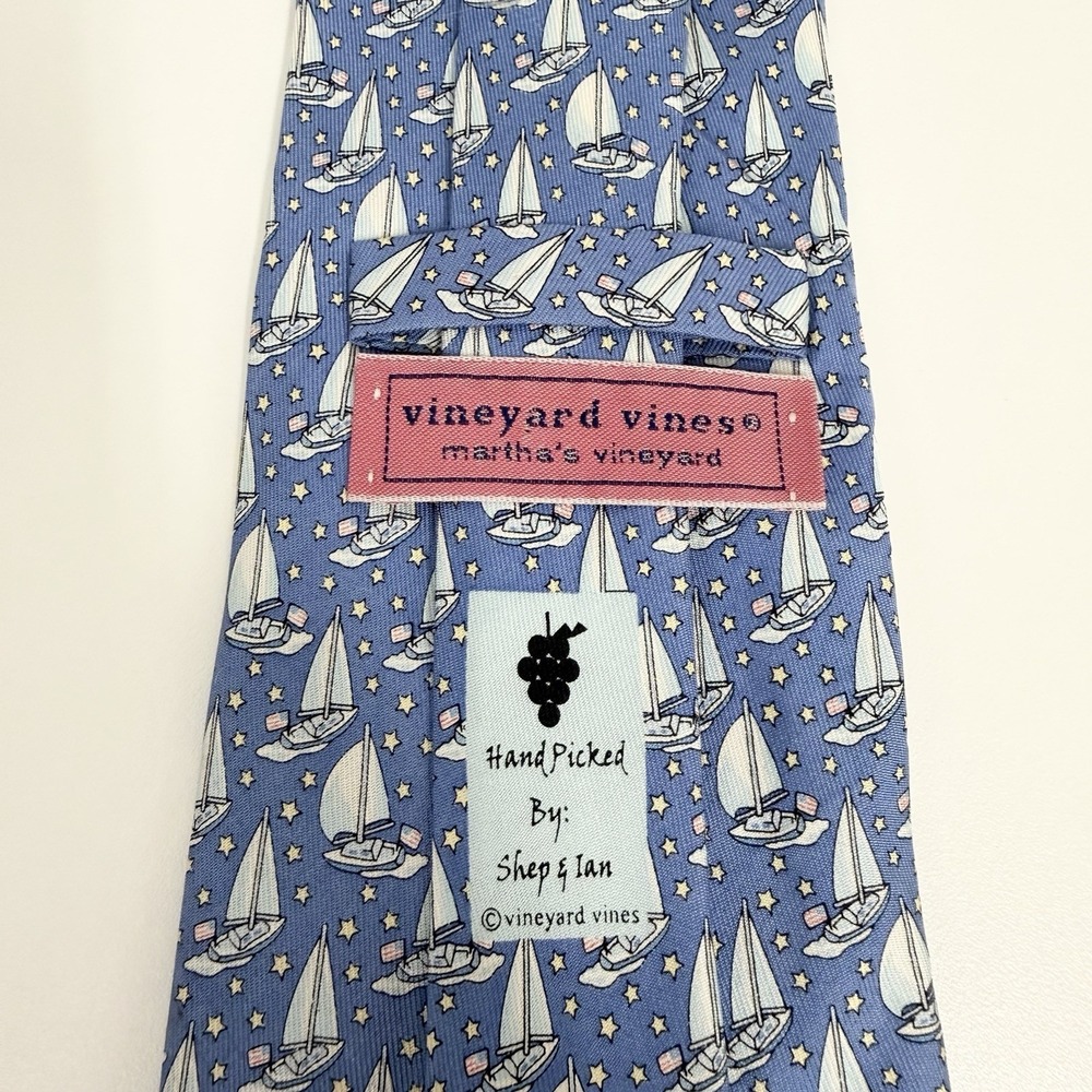 Vineyard Vines Men's Tie Nautical Sailboats Blue Satin Silk 3 7/8" (W) x 59" (L)